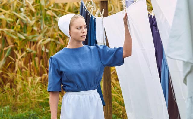 Amiş kadını çamaşır yıkıyor