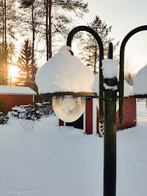 talvi piha lunta talo punavalkoinen pakkasta aurinko talvinen koti lumipeite