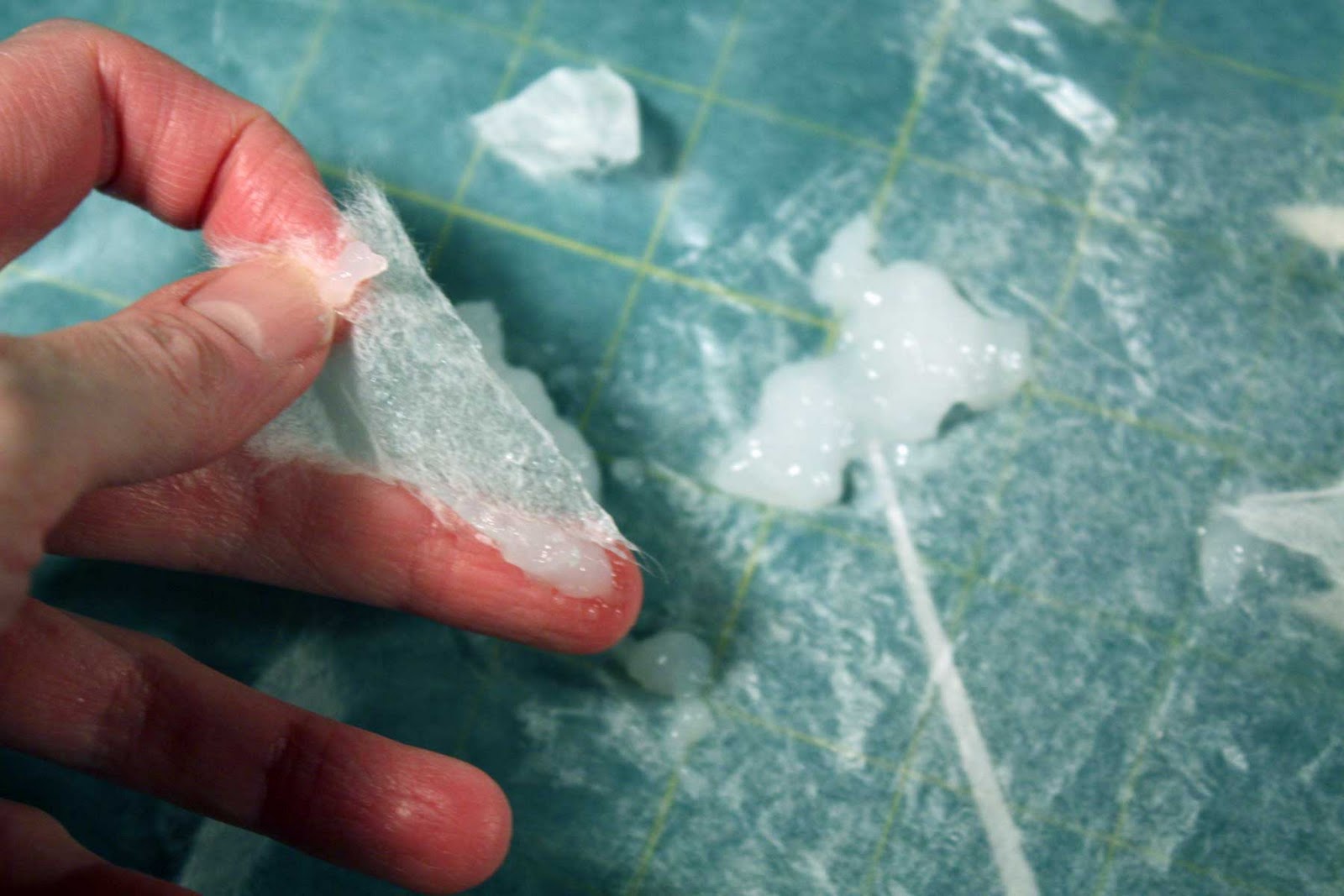 Sticky slime! Dip into the paste, then run the paper