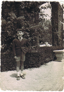 1957-Julito... Foto tomada una mañana de domingo en el parque de El Retiro de Madrid junto a la antigua Casa de Fieras.