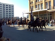 A cavalaria ia à frente, a tocar aquelas cornetas fixolas!