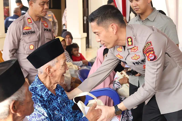 Kapolres Cilegon Berikan Bantuan Sosial Pada Panti Jompo di Polsek Cilegon