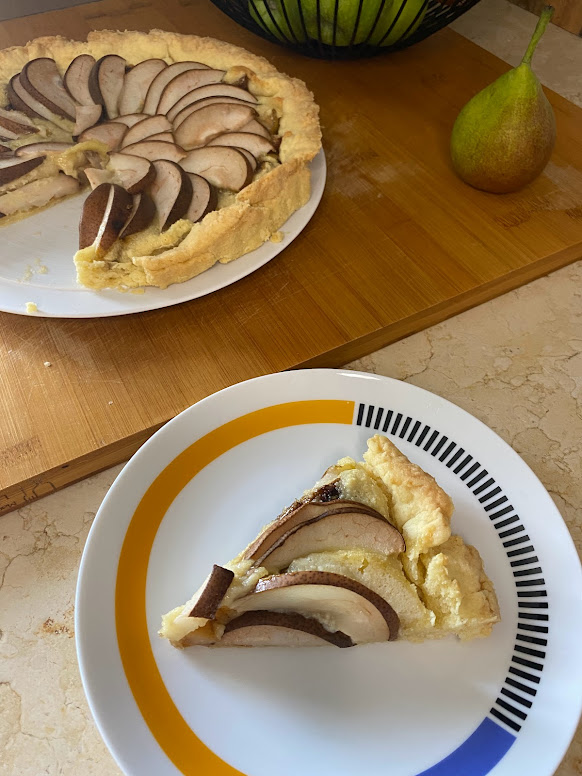 Une parte de la tarte au poires automnale avec crème amandine