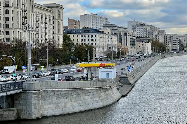вид с Большого Устьинского моста, Котельническая набережная, Москва-река