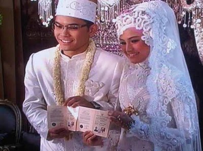 Foto Pernikahan Marshanda dan Ben Kasyafani  Artikel 