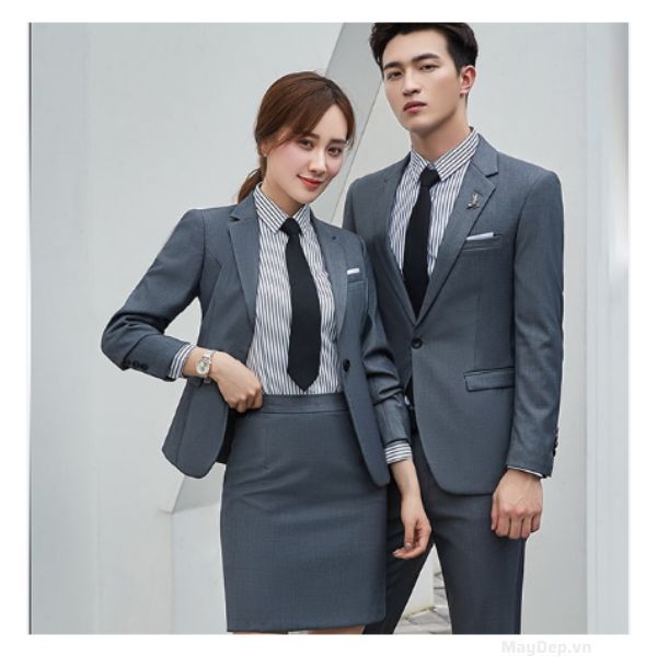 Vest công sở nữ cao cấp thường được làm từ những chất liệu chất lượng như len, nỉ, hoặc vải tổng hợp cao cấp