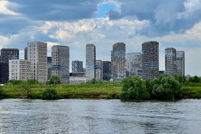 Северный берег Строгинской поймы, Москва-река, вид на Тушино, строящийся жилой комплекс Holland park, строящийся жилой комплекс «Город на реке Тушино-2018»