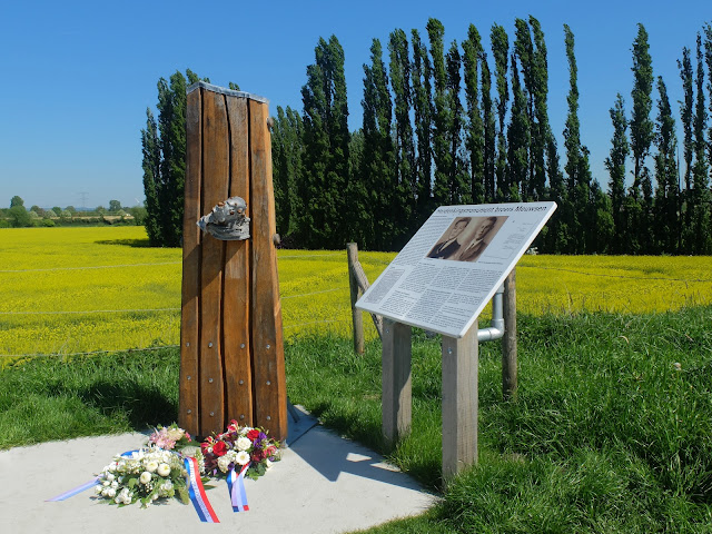 Herdenkingsmonument voor de gebroeders Meuwsen met bloemen, buitengebied Groessen