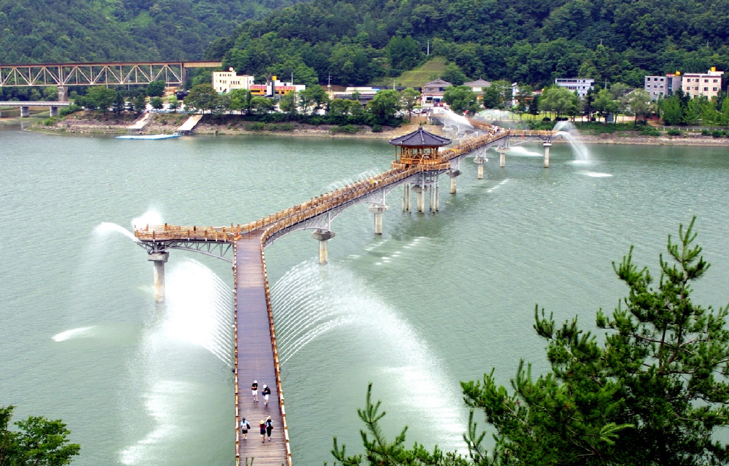 สะพานวอลยองกโย (Woryeonggyo Bridge: 월영교)