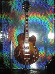 Luminária com Gibson semi acústica