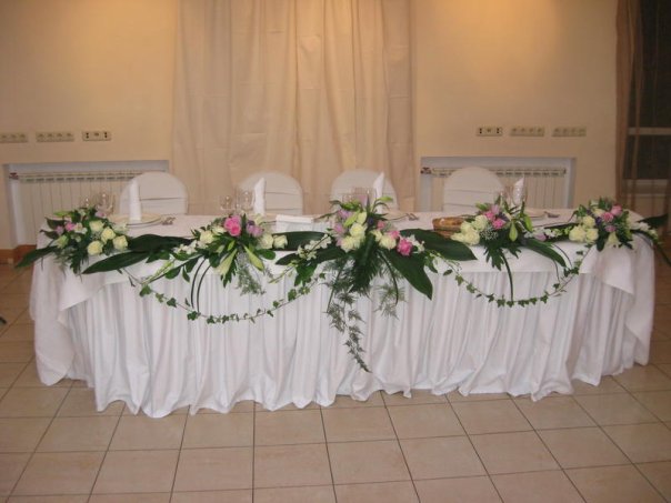 wedding you can use the rose flowers decoration for the tables