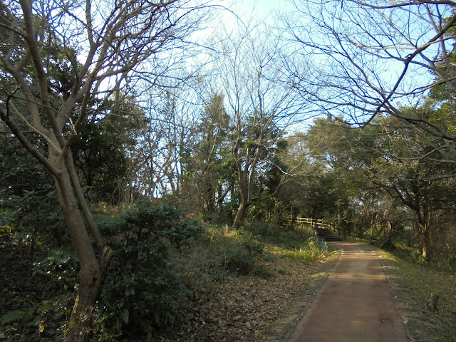 弥生のムラの広場から細道を通り遺構展示館へ