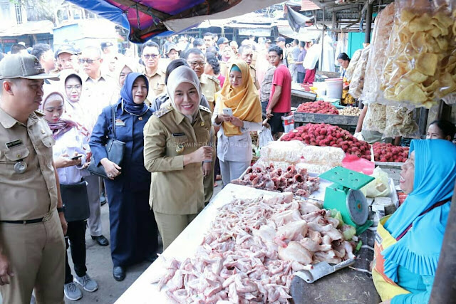 Fitrianti Agustinda Pantau Harga Sembako di Pasar Tangga Buntung