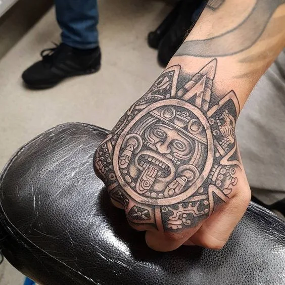 tatuagem masculina na mão e no braço masculino desenho