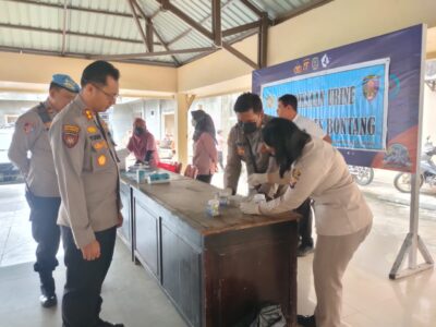 Pastikan Bebas Narkoba, Polres Bontang Gelar Pemeriksaan Tes Urine Mendadak Terhadap Personelnya