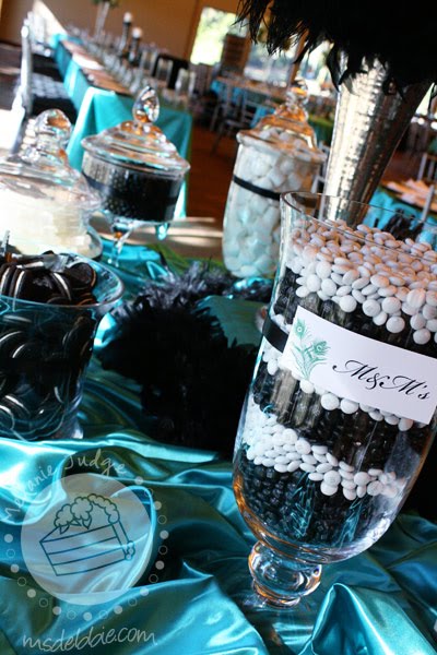 Damask Wedding Decor on Cake Walk  Black   White Damask Wedding