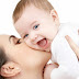 حنان الأم يساعد في النمو العقلي والعاطفي للطفل