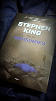 http://villasukkakirjahyllyssa.blogspot.fi/2017/10/stephen-king-mersumies.html