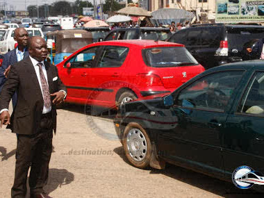 PICTURES : Gov. Uduaghan Controls Traffic In Asaba