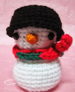 http://translate.googleusercontent.com/translate_c?depth=1&hl=es&rurl=translate.google.es&sl=en&tl=es&u=http://sweetncutecreations.tumblr.com/post/13451096309/snowman-amigurumi-3-since-christmas-is-coming&usg=ALkJrhhy4FmZM8zPYpe83oo0zIXowbSiTA