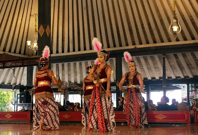 Pentas Tari di Bangsal Srimanganti Kraton Yogyakarta