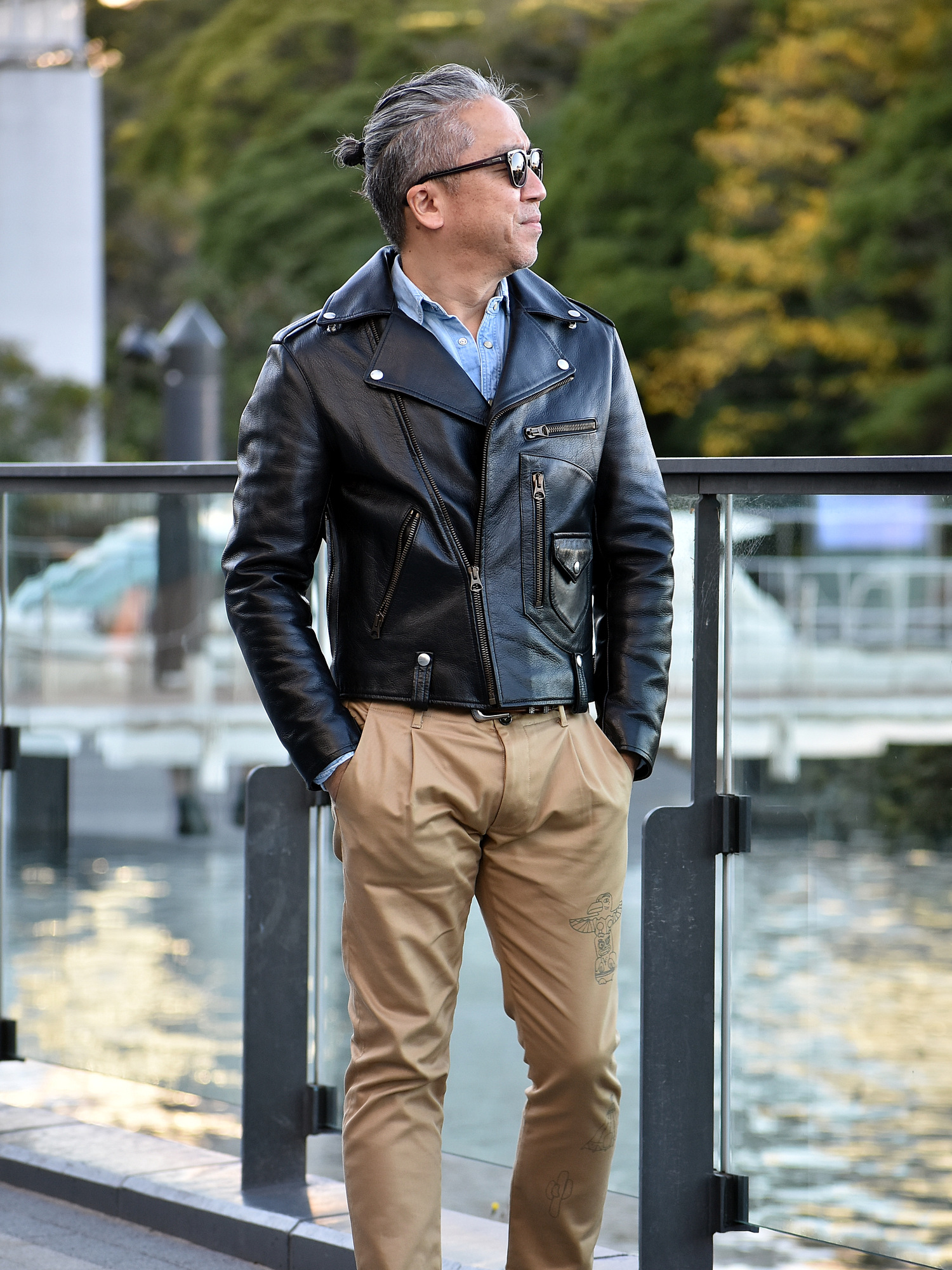 40代メンズのダブル ライダース ジャケットの着こなし 写真
