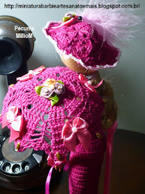 Roupa de Época de Crochê Para Bonecas Barbie Com Sombrinha Aberta e Chapéu Com Penas Por Pecunia MillioM 12