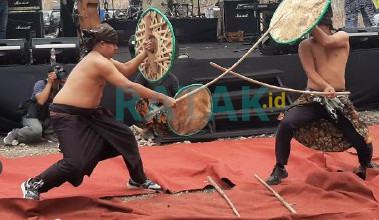 gebug ende, memohon hujan, musim kemarau, petani bali, sawah bali, tradisi bali, gebuk ende, begug seraya, perang seraya, perang rotan