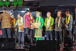 Gubernur Riau Menerima Enam Sertifikat Karya Budaya Yang Ditetapkan Sebagai WBTB Tahun 2019