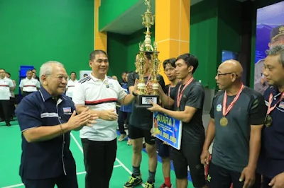 Turnamen Kapolda Jatim Cup Resmi Ditutup, Wakapolda Jatim Serahkan Trophy Kapolda Cup Tenis Meja dan Bulutangkis Antar Media