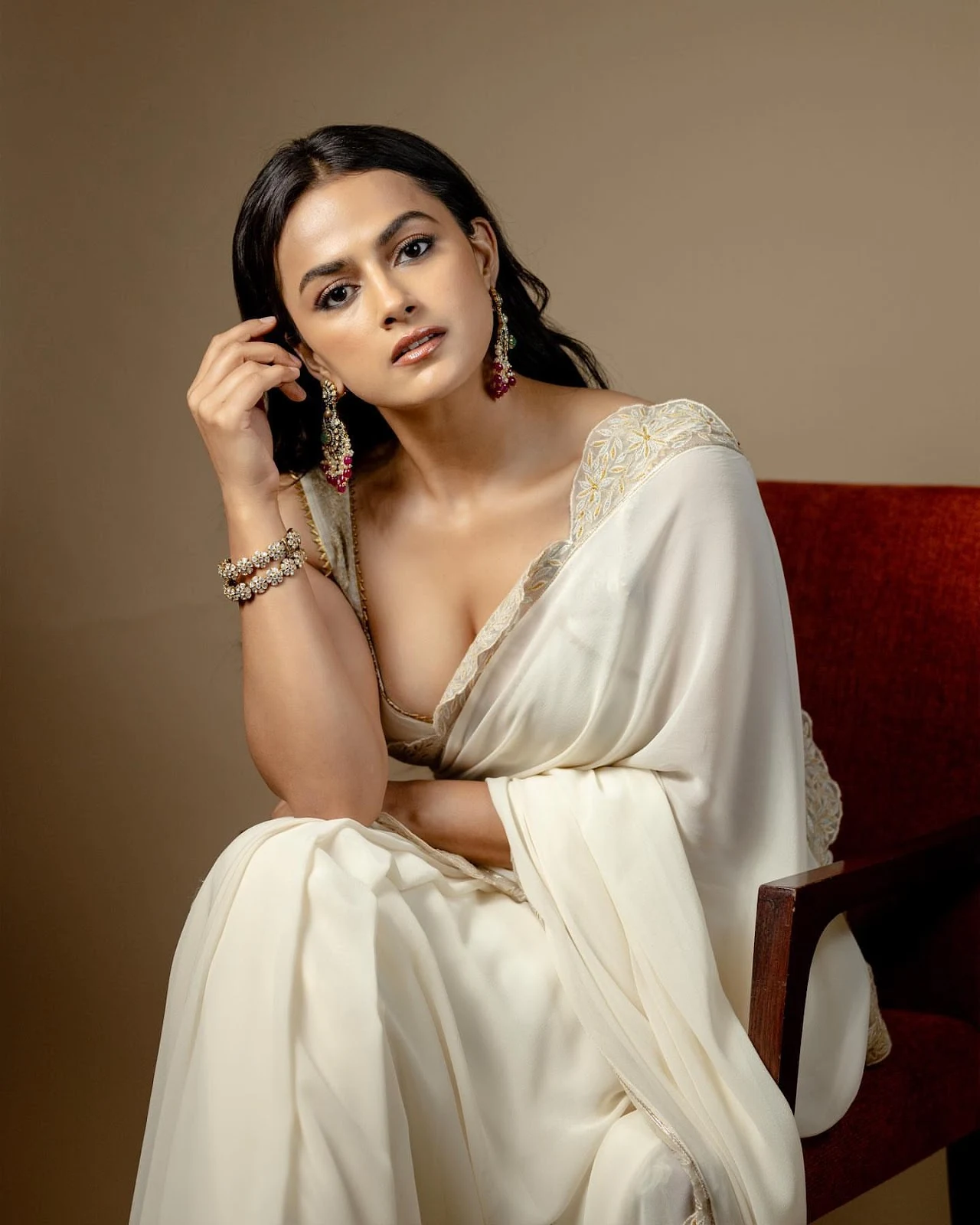 Actress Shraddha srinath nice looking in saree photoshoot