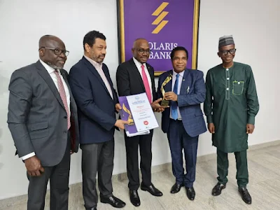 Polaris Bank MD/CEO, Innocent C.Ike (Middle), receiving the NHEA Health Excellence Award from NHEA Advisory Board Chairman &, Dr. Anthony Omolola (4th from left) & Dr. Olaokun Soyinka (3rd from left) joined by Polaris Bank's ED, Lagos Business, Segun Opeke (1st left) & Moses Braimah, Director NHEA Marketing, Communication & Strategy