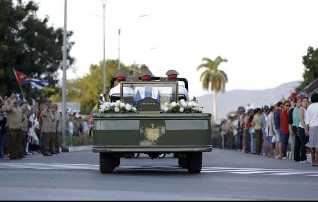 Cubanos dão as costas para passagem funeral de Fidel Castro