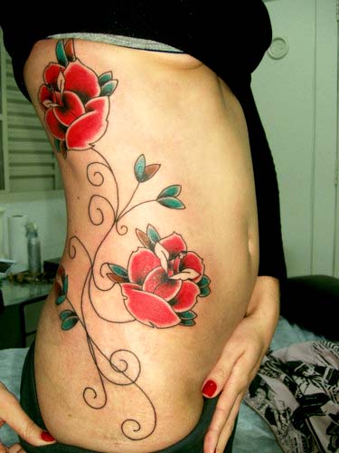 Tatuagem de Rosas Tatuagens feitas na costela dizem ser umas das regi es do