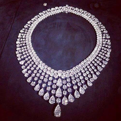 amazing dimond neckless wallpaper