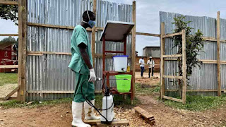 Esta foto de arquivo tirada em 21 de março de 2021 mostra um trabalhador médico desinfetando um centro local de tratamento de Ebola na província de Kivu do Norte, nordeste da República Democrática do Congo (RDC). (Foto de Alain Uaykani/Xinhua)