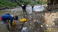 Satgas Sektor 22 Sub 14, Bersihkan Sungai Cikapundung Terapkan Edukasi kepada Warga