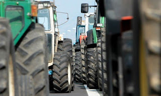 Μπλόκα με τρακτέρ στις εθνικές οδούς σχεδιάζουν οι αγρότες