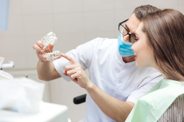 Dentista di Turismo Medico Albania spiega l'impianto dentale a un paziente di 35 anni nel contesto del morso
