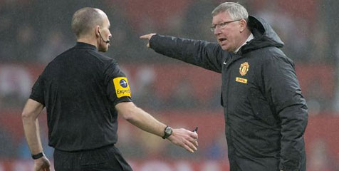 sir alex ferguson, mike dean, manchester united, manchester city, derby of manchester