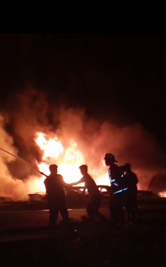 Gudang Penyimpanan Minyak di Hamparan Perak Terbakar