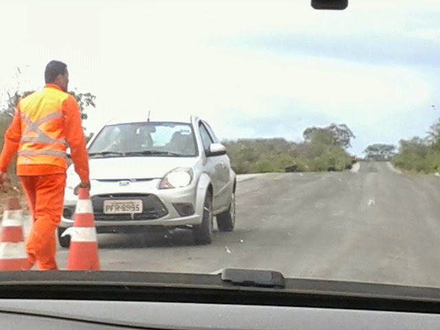 MÁQUINAS RECOMEÇAM RECAPEAMENTO DA PE 292 ENTRE IGUARACY E SERTÂNIA