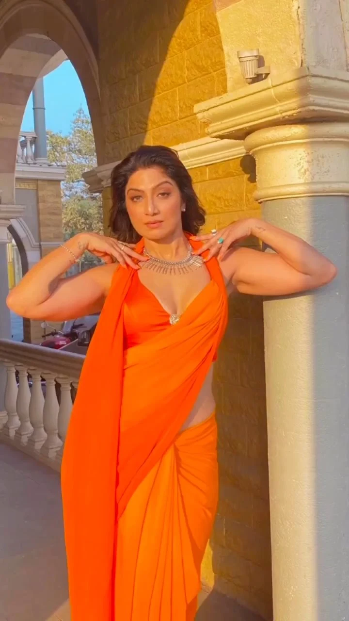Aartii Naagpal saree cleavage curvy actress