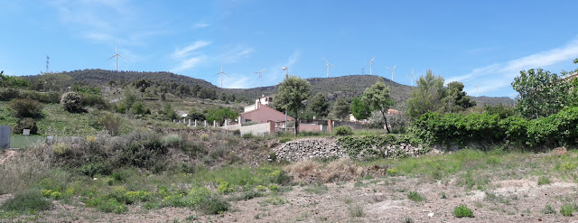 Cabra del Camp a Fontscaldetes, urbanització de Miralcamp Residencial a Cabra del Camp i molins del Parc Eòlic de la Serra Voltorera