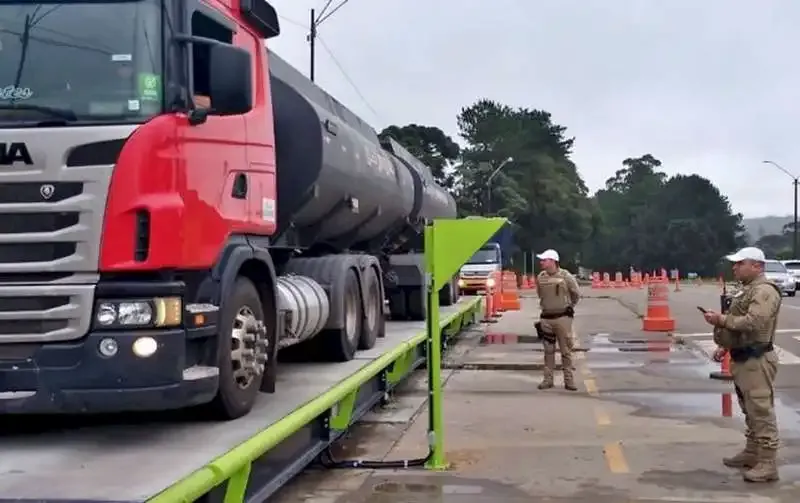 Bitrem tanque sendo pesado em balança rodoviária em Santa Catarina