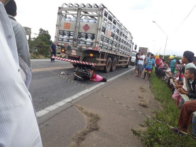 SUDOESTE BAIANO: Moto bate na traseira de caminhão de gás e motociclista morre na hora na BR-116.