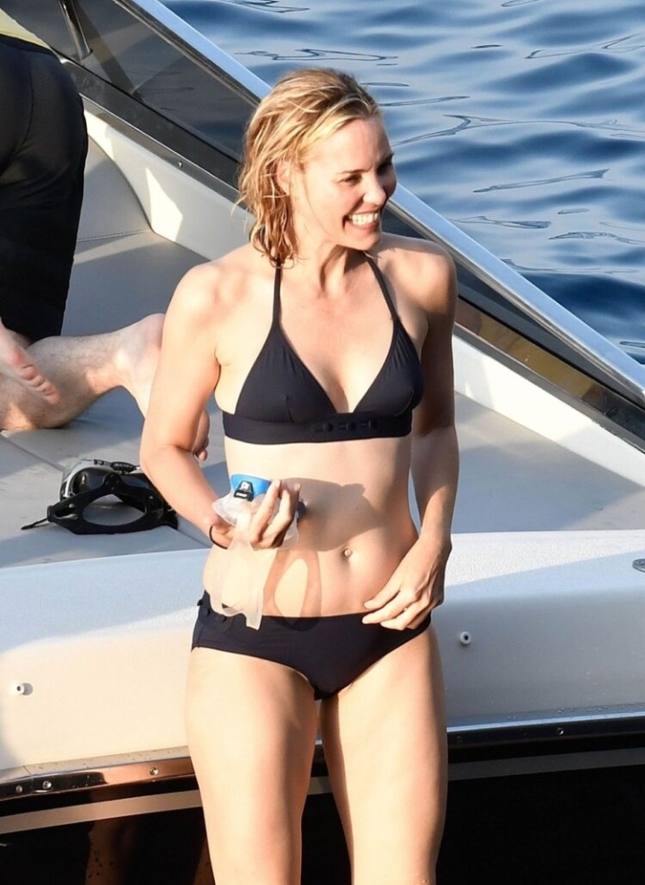 leslie bibb sexy bikini