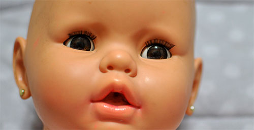 olhos castanhos da boneca Meu Bebê