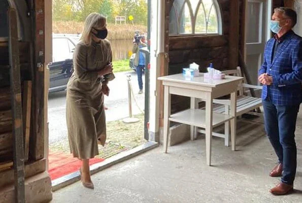 Queen Maxima visited the Krijtmolen d’Admiraal (chalk mill) and BovenIJ Hospital in Amsterdam-Noord. Queen wore a checked dress by Natan