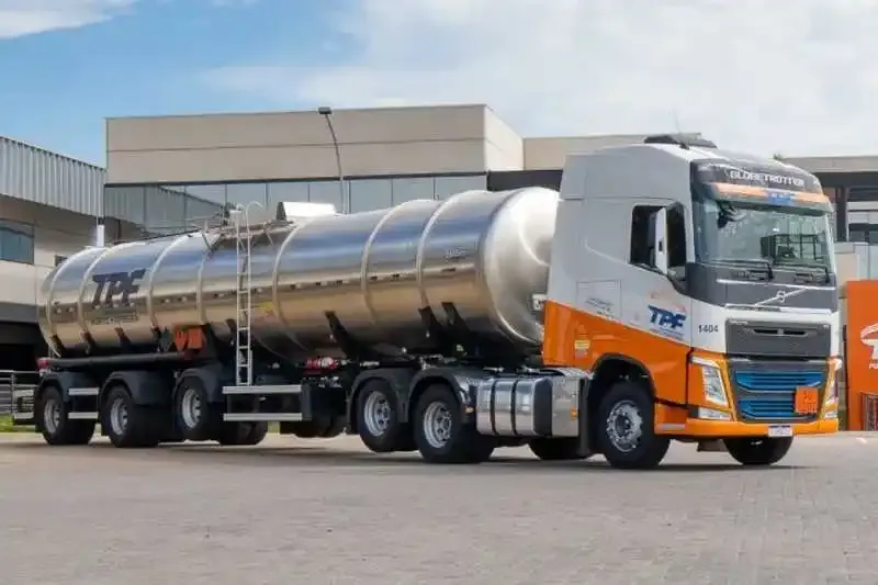 Volvo FH com carreta tanque vanderleia